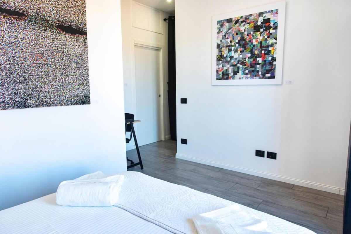 In An Art Gallery Appartement *